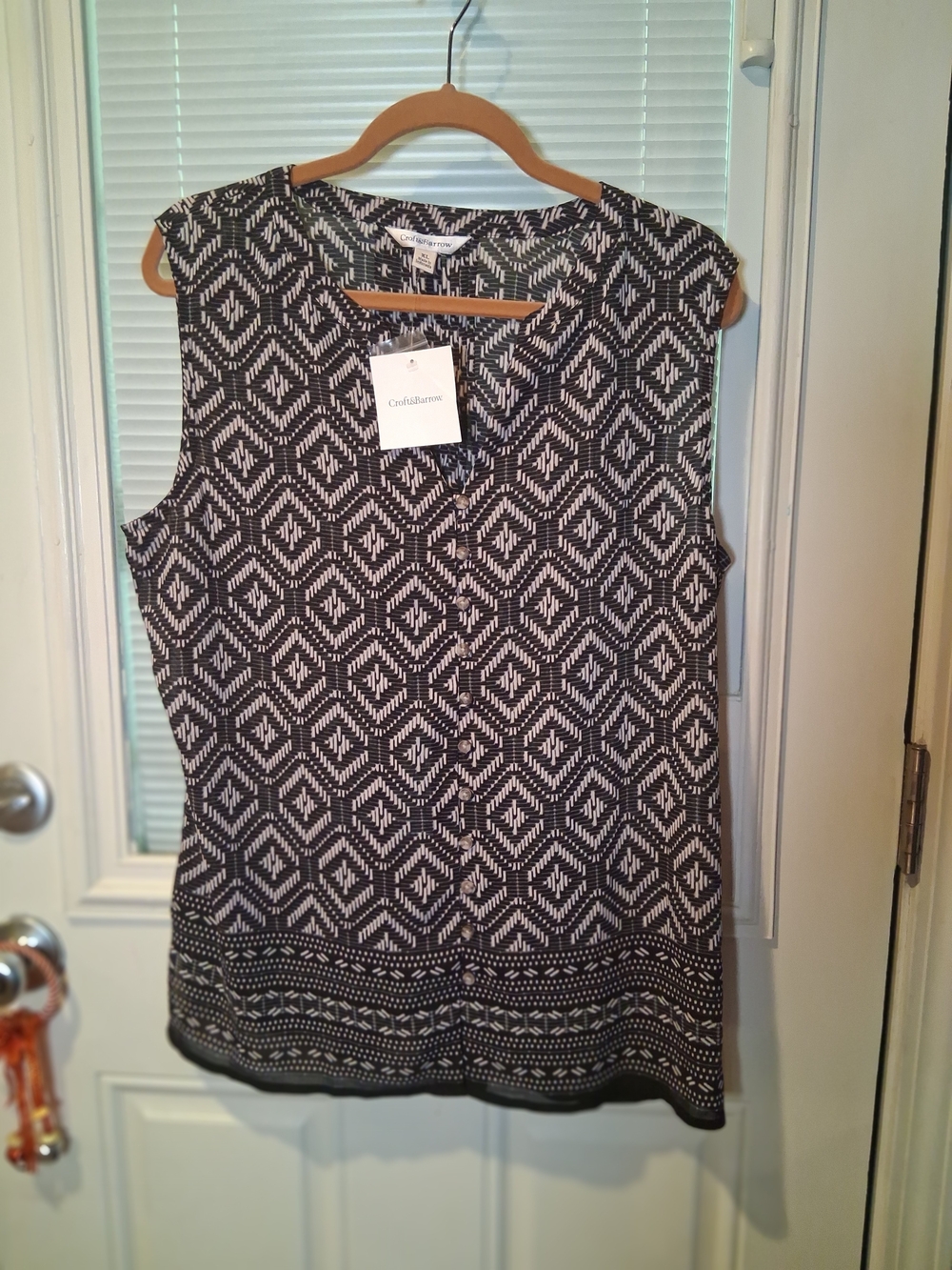sku141 Croft & barrow Black and White Geometric Sleeveless Top